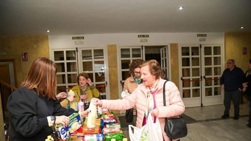 La Junta de Cofradías de Villanueva de la Serena entrega 200 kilos de alimentos a Cáritas