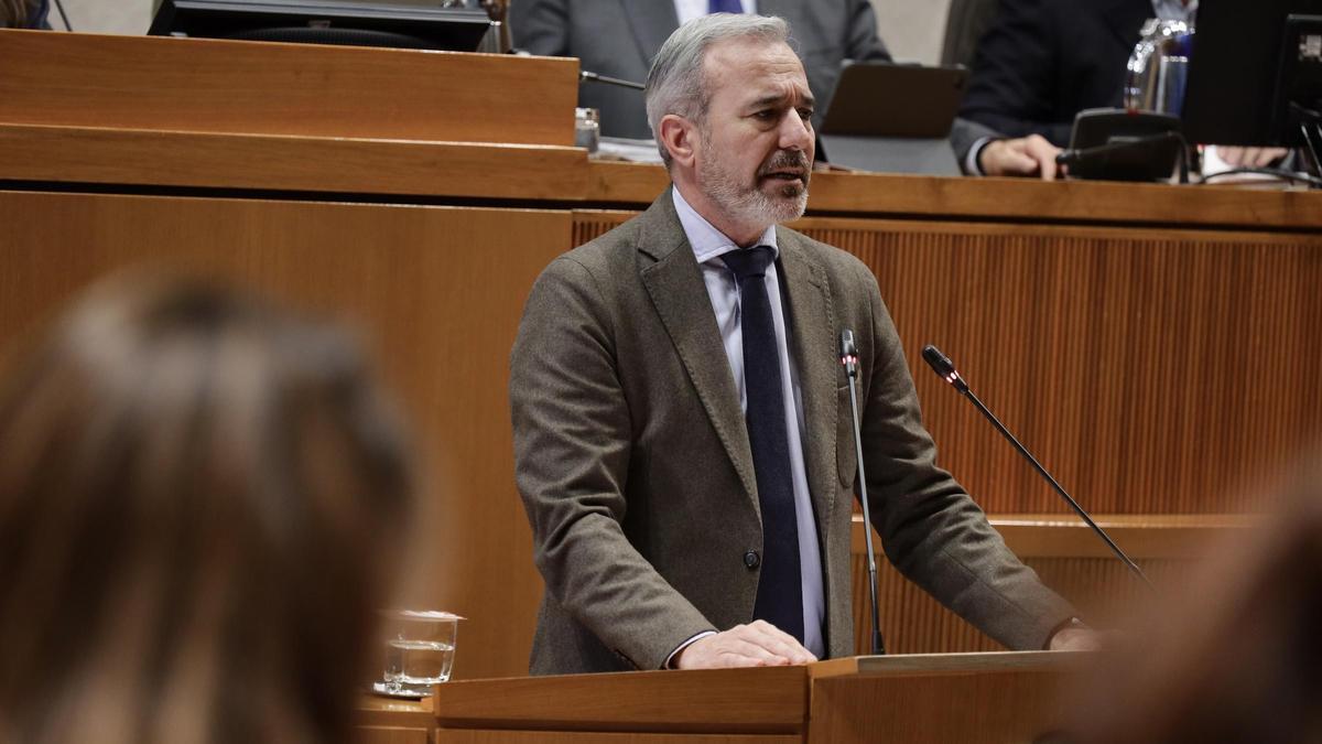 Jorge Azcón durante su última comparecencia en las Cortes