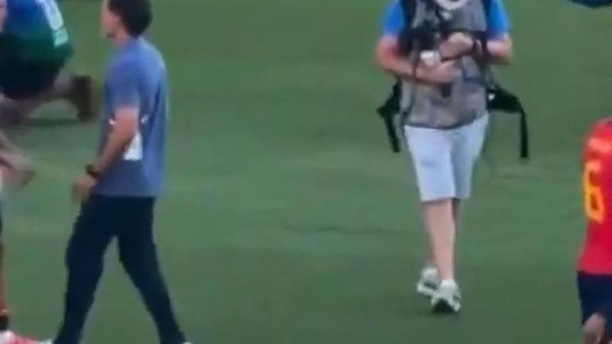 Ayala agrede a Dani Olmo tras la final del Mundial