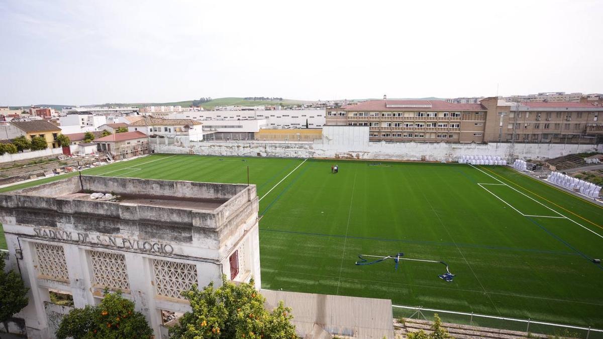 Vista del estadio de San Eulogio, este miércoles, con la pista de césped artificial.