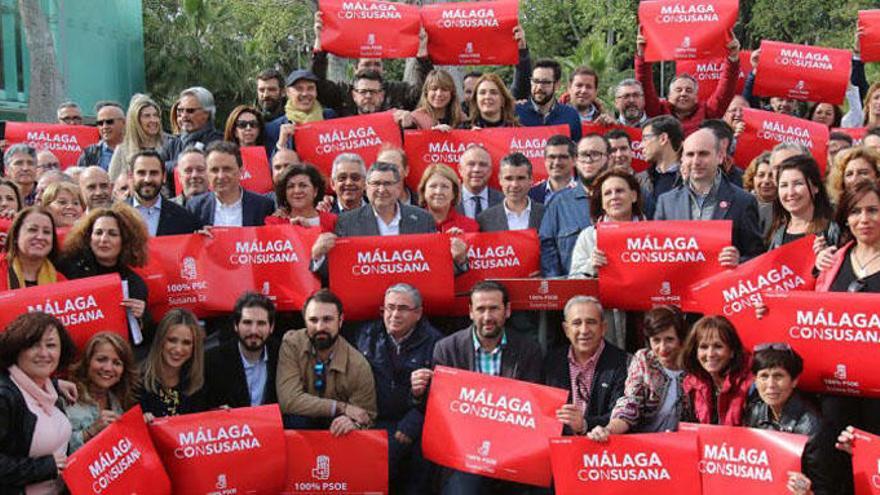 Foto de familia de para apoyar a la candidatura de Susana Díaz, tomada el pasado mes de marzo en el Palmeral de las Sorpresas.