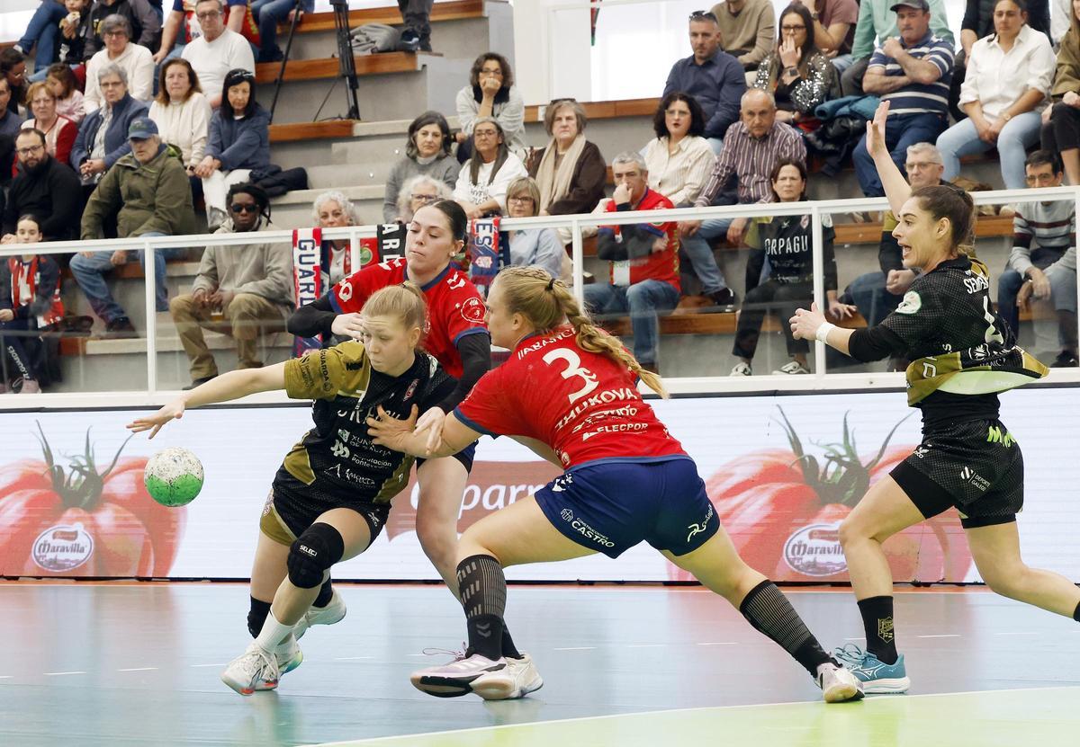 Derbi de balonmano entre el Mecalia Guardés y el Orbe Zendal Porriño, en imágenes