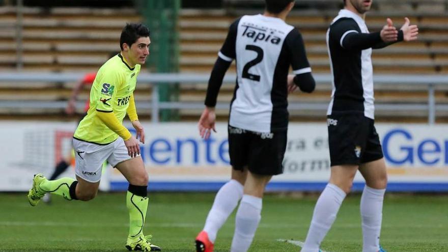 Jorge, en segundo término, celebra el gol del Lealtad.