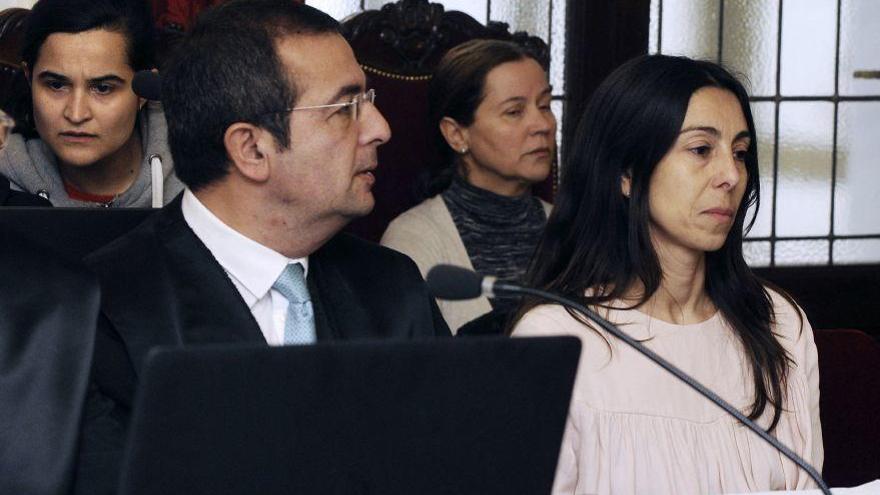 Triana Martínez (izquierda), Monserrat González (segunda por la derecha), y Raquel Gago en el juicio