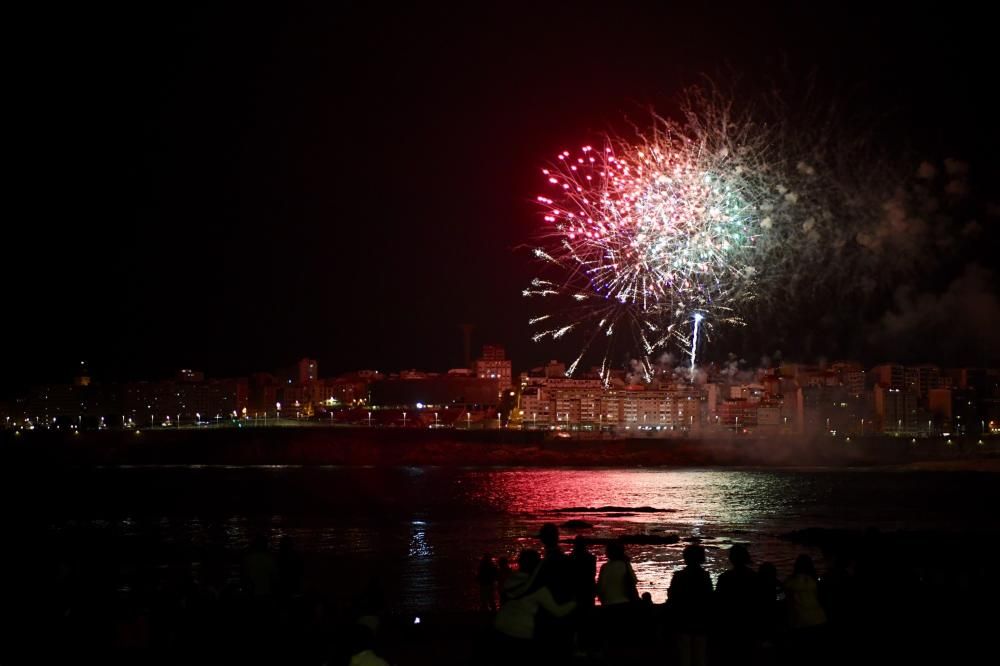 Más de 5.000 disparos recrearon el asalto a la ciudad de las tropas inglesas de Francis Drake en una nueva edición de la Batalla Naval amenazada por el mal tiempo y que congregó a menos público.