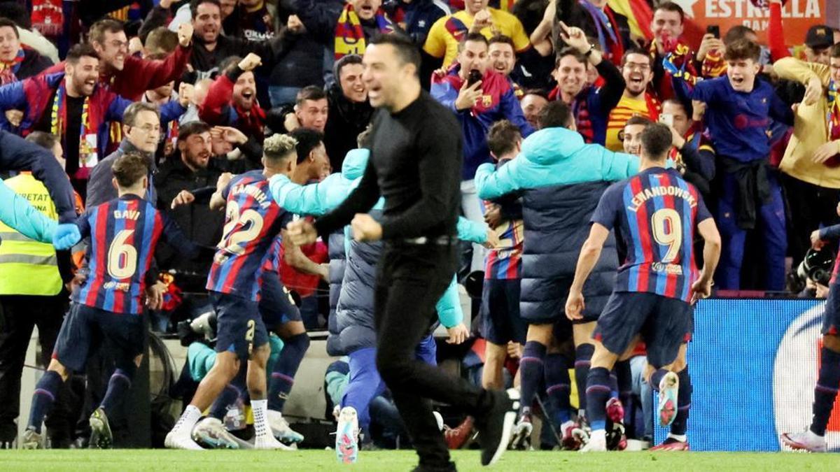 Xavi celebra la victòria al Camp Nou