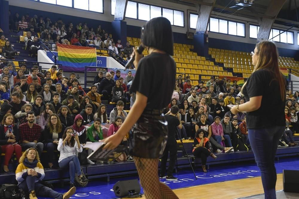 La diputada Carla Antonelli, con estudiantes de Secundaria en el Centro Insular de Deportes