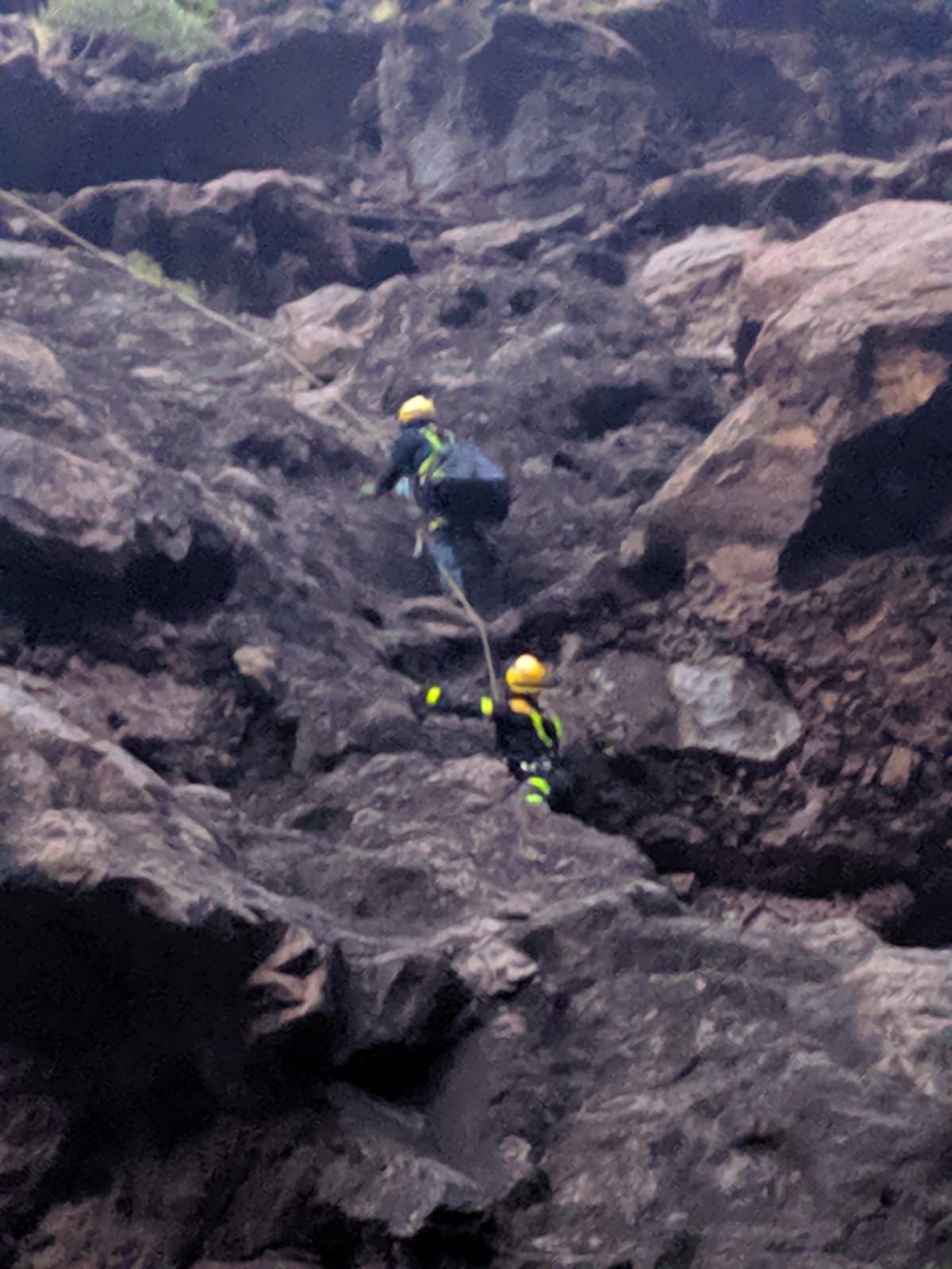 Rescatan un perro encaramado a 35 metros de altura en el Charco Azul