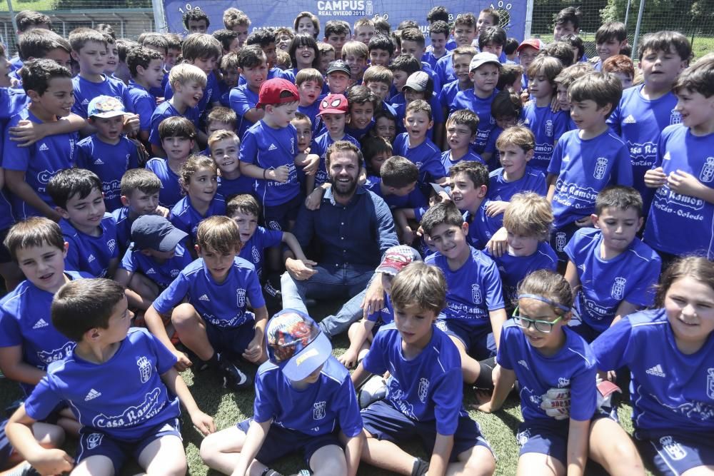 Visita de Mata al campus del Real Oviedo