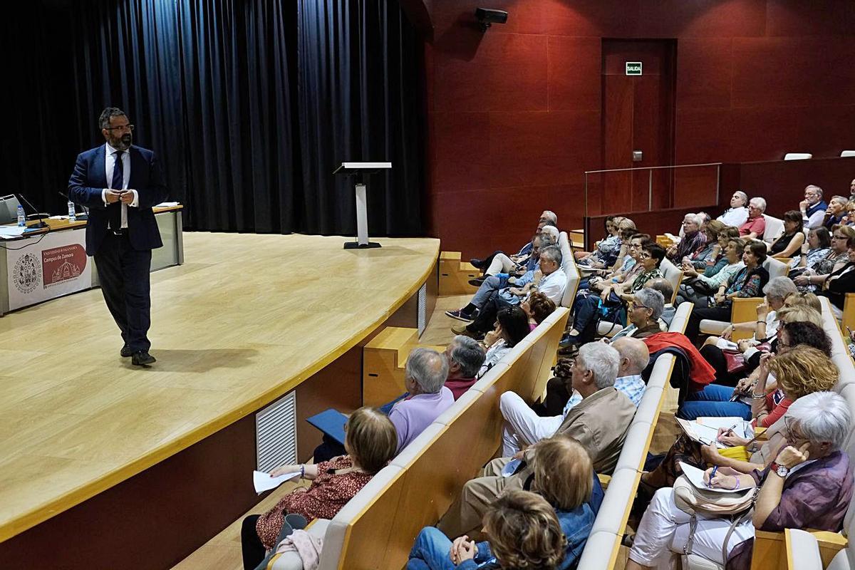 Conferencia en el salón de actos del Campus Viriato para alumnos de la UNEX. | Emilio Fraile