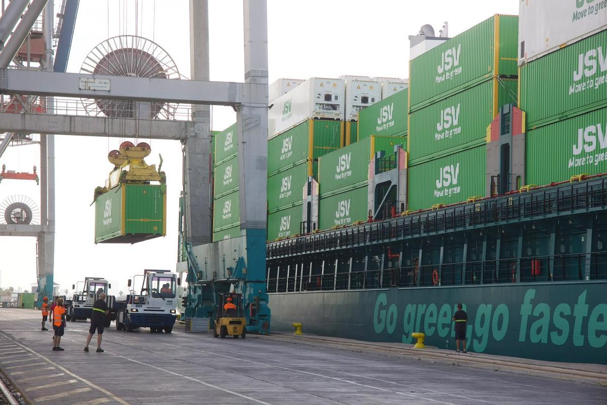 La primera descarga decontenedores del MilaGreen en el Puerto de Alicante.