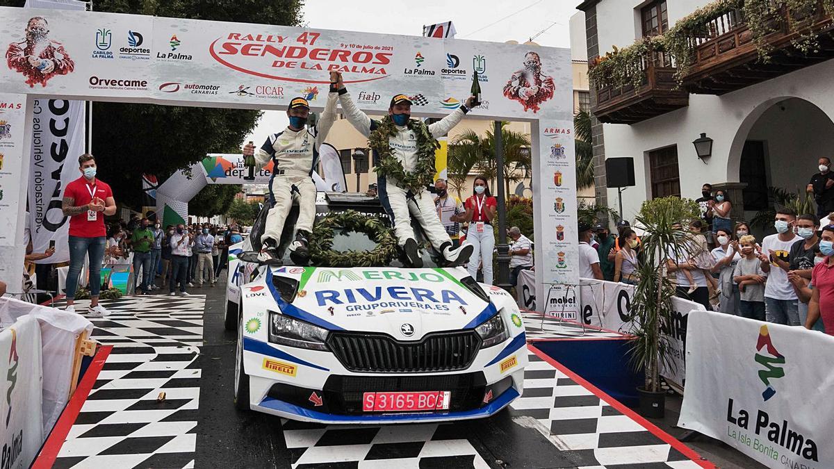 Miguel Suárez y Daniel Sosa celebran su victoria en el Rally Senderos sobre el coche.