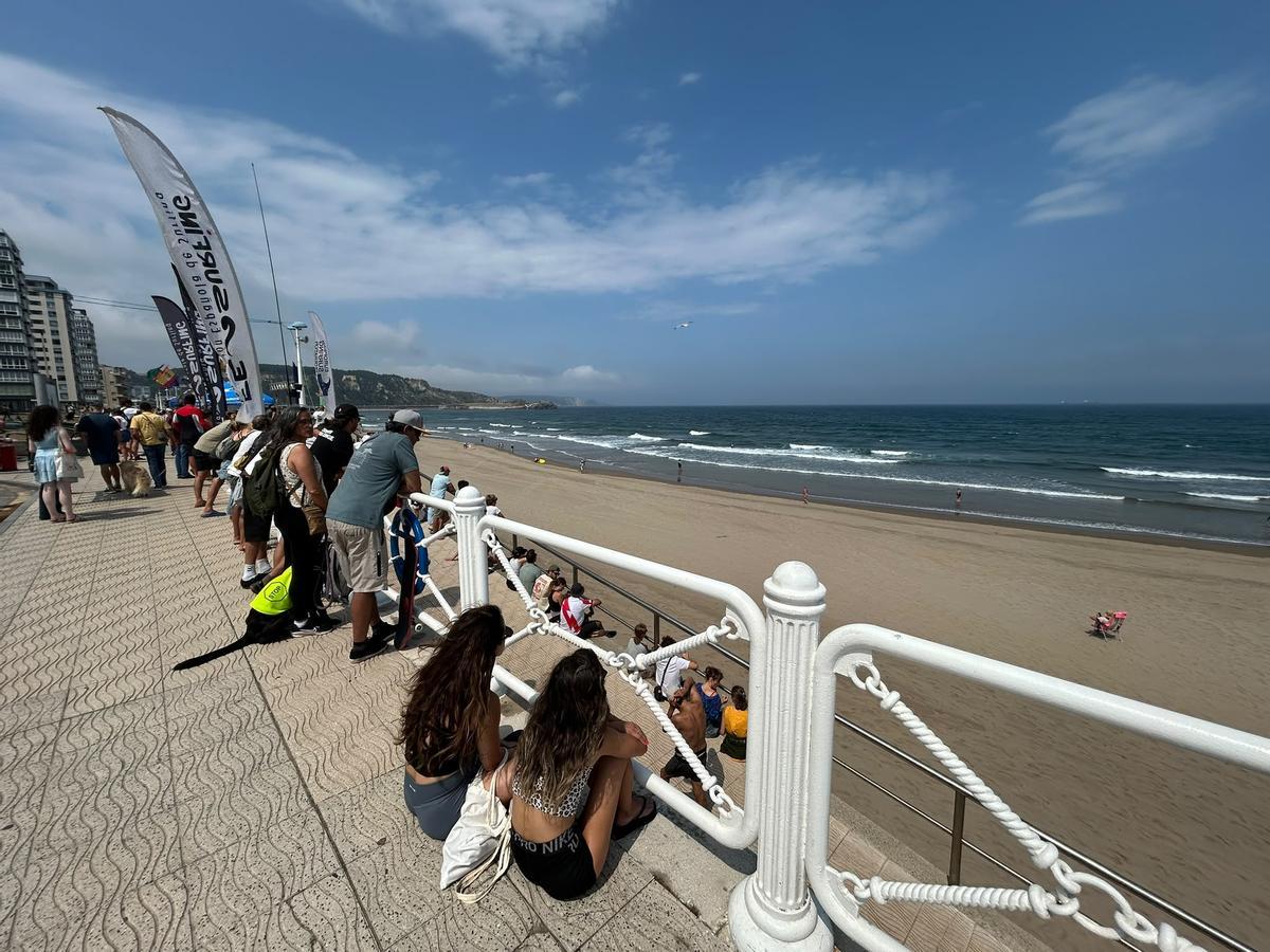 EN IMÁGENES: Más que competición en Salinas de la mano del Longboard Festival
