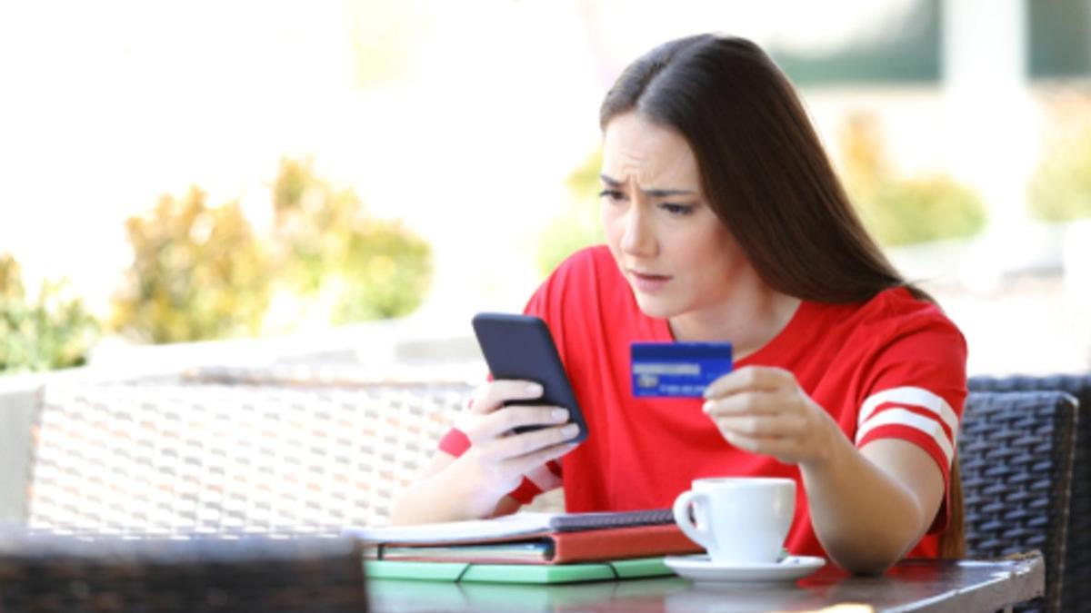 Una joven consultando su teléfono