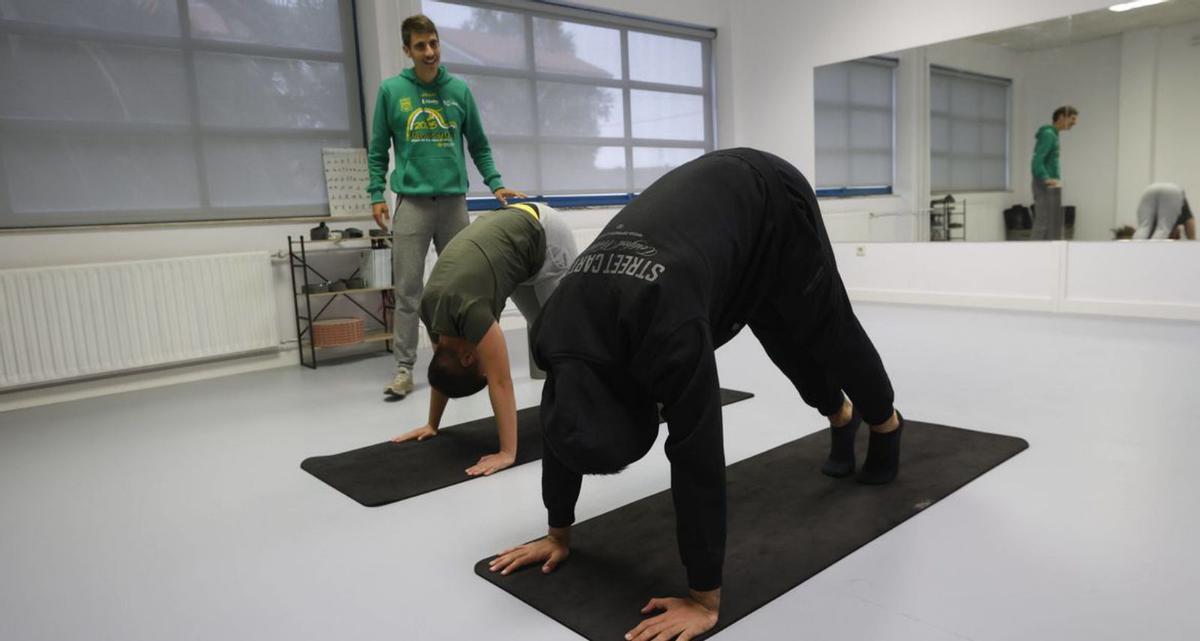 El docente Xabel Gíu con los alumnos Adrián Hernández e Izan Fernández en una clase de yoga. | LUISMA MURIAS