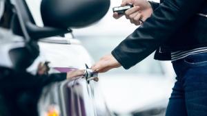 Todo el mundo no puede aparcar en zonas de recarga