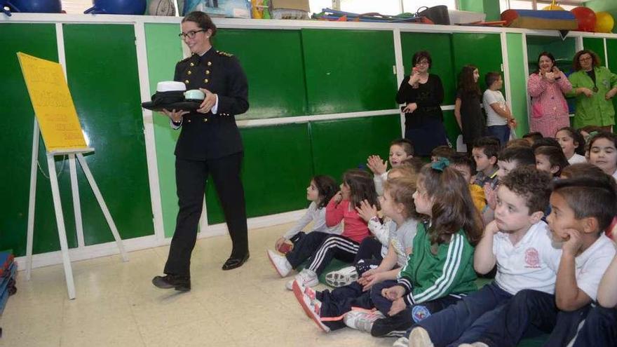 La alumna de la Escuela Naval de Marín en su visita al colegio de Rubiáns. // Iñaki abella