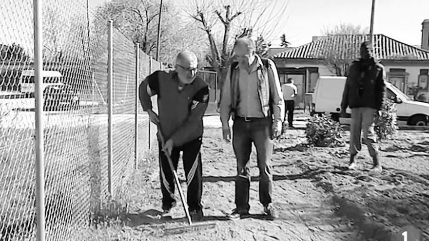 Oubiña trabaja en el huerto mientras conversa con Jorge de Dompablo.