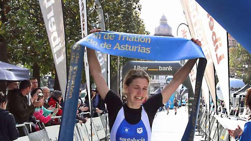 Beatriz Tenreiro entra llorando en la meta del paseo de los Álamos.