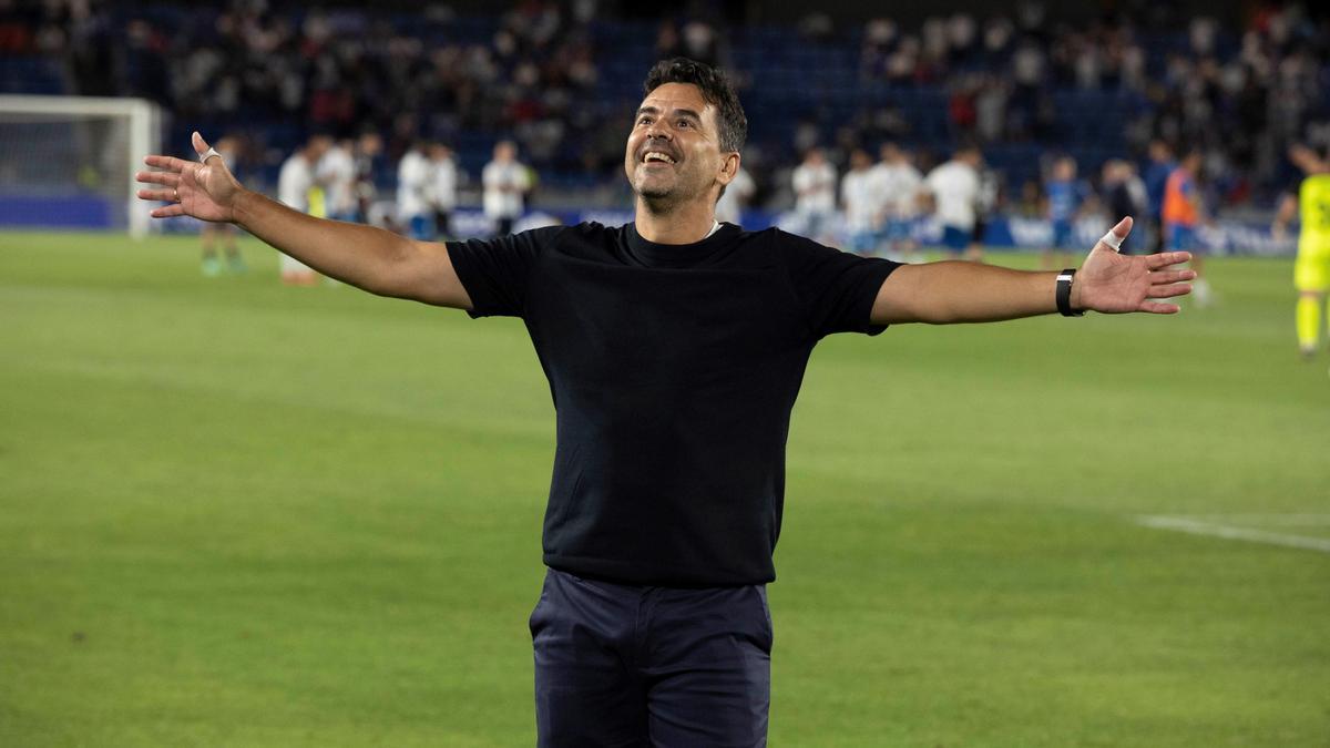 Michel se dirige a la grada de la hinchada gerundense la noche del ascenso en Tenerife.