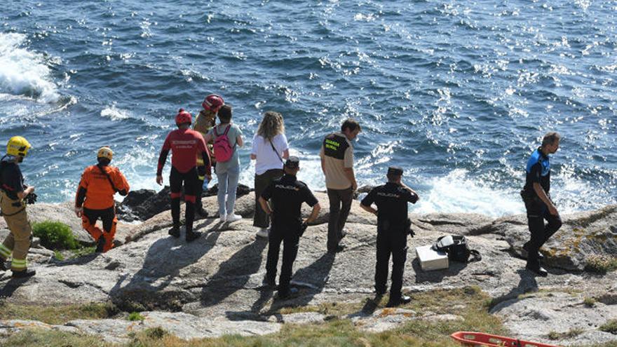 Los bomberos rescatan el cuerpo de un hombre junto al Aquarium Finisterrae