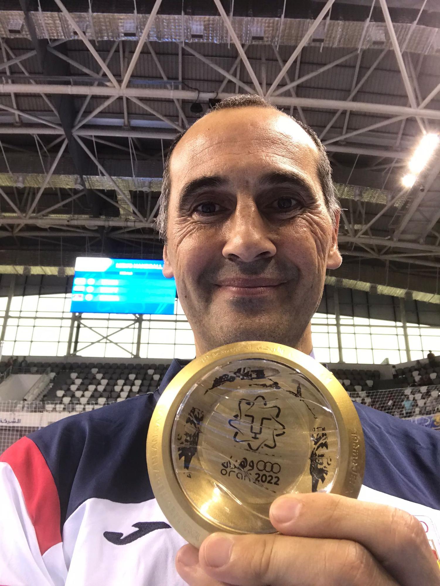 César Montes, con la medalla de oro conquistada en los Juegos Mediterráneos.