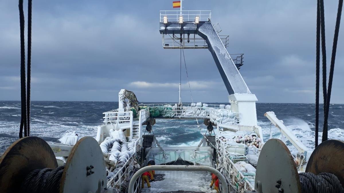 Trabajos en uno de los barcos gallegos que faenan en aguas de NAFO.