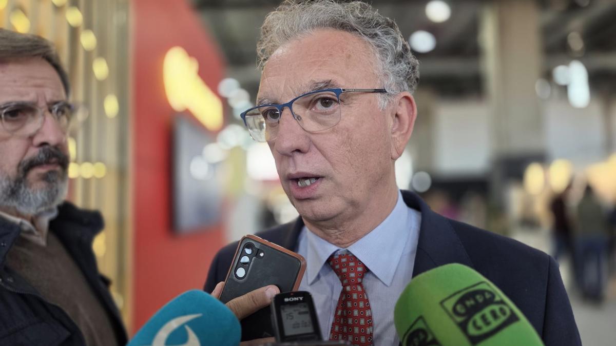 El delegado del Gobierno en Extremadura, José Luis Quintana, atiende a los medios.