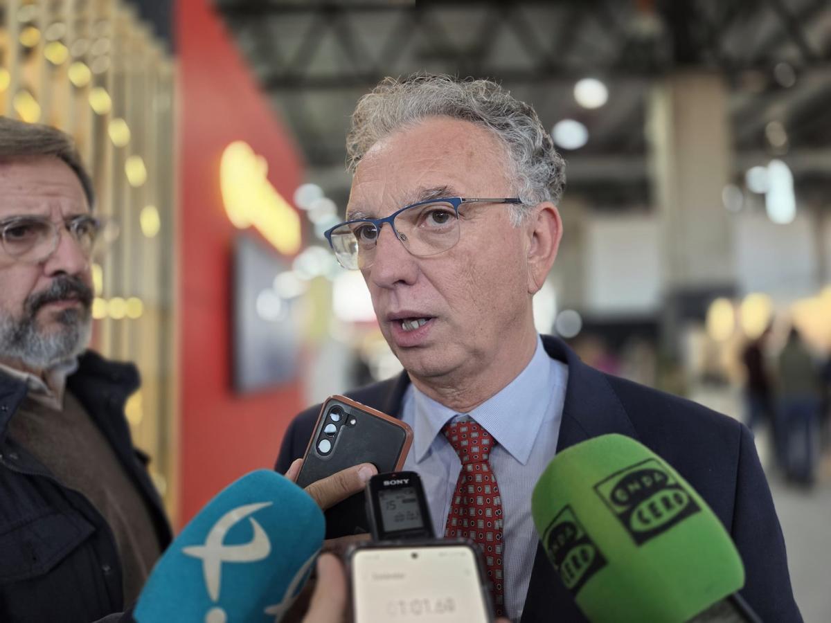 El delegado del Gobierno en Extremadura, José Luis Quintana, atiende a los medios.