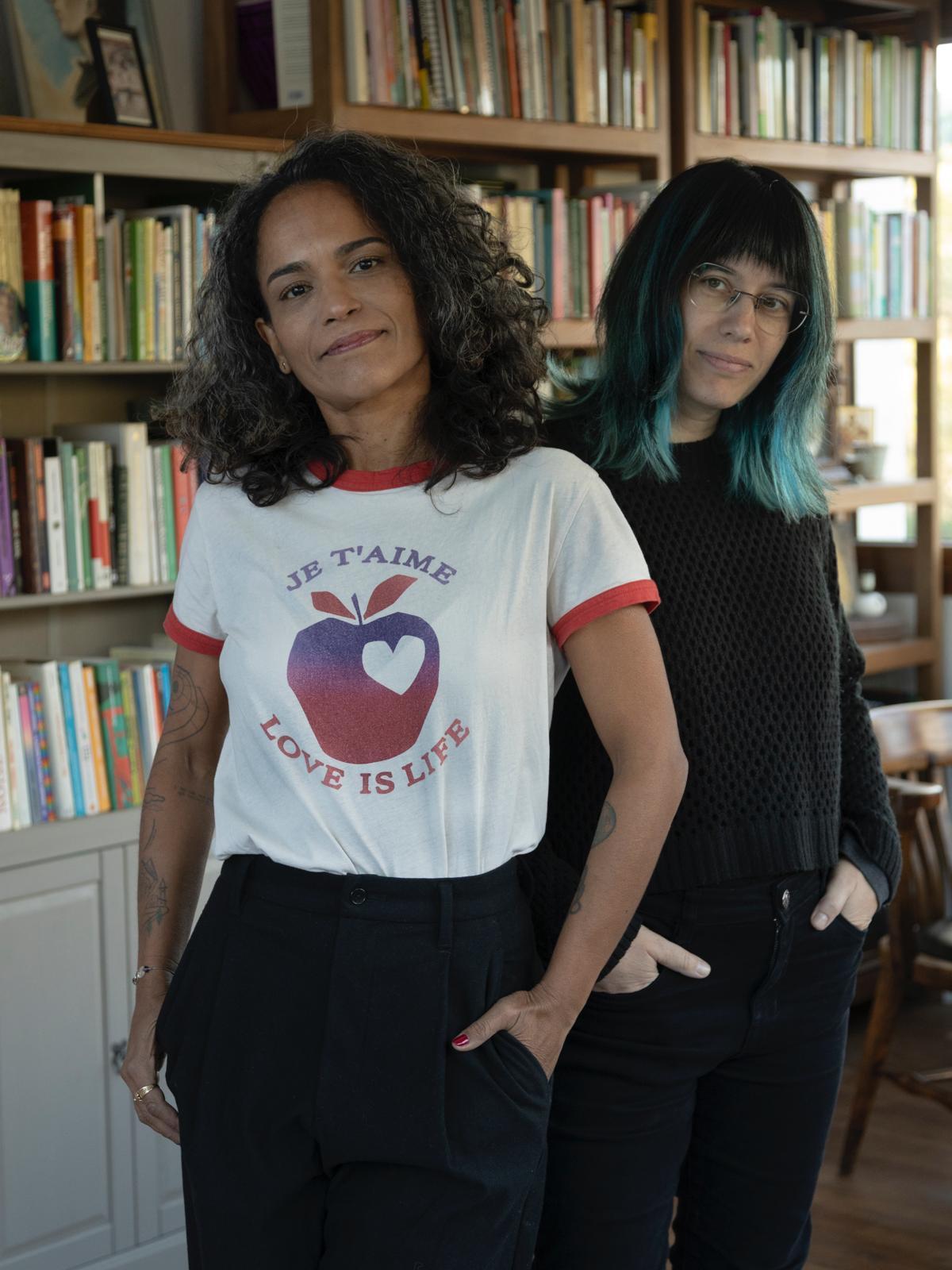 La directora editorial Veronica Botelho i l'editora i escriptora Ester Enrich.