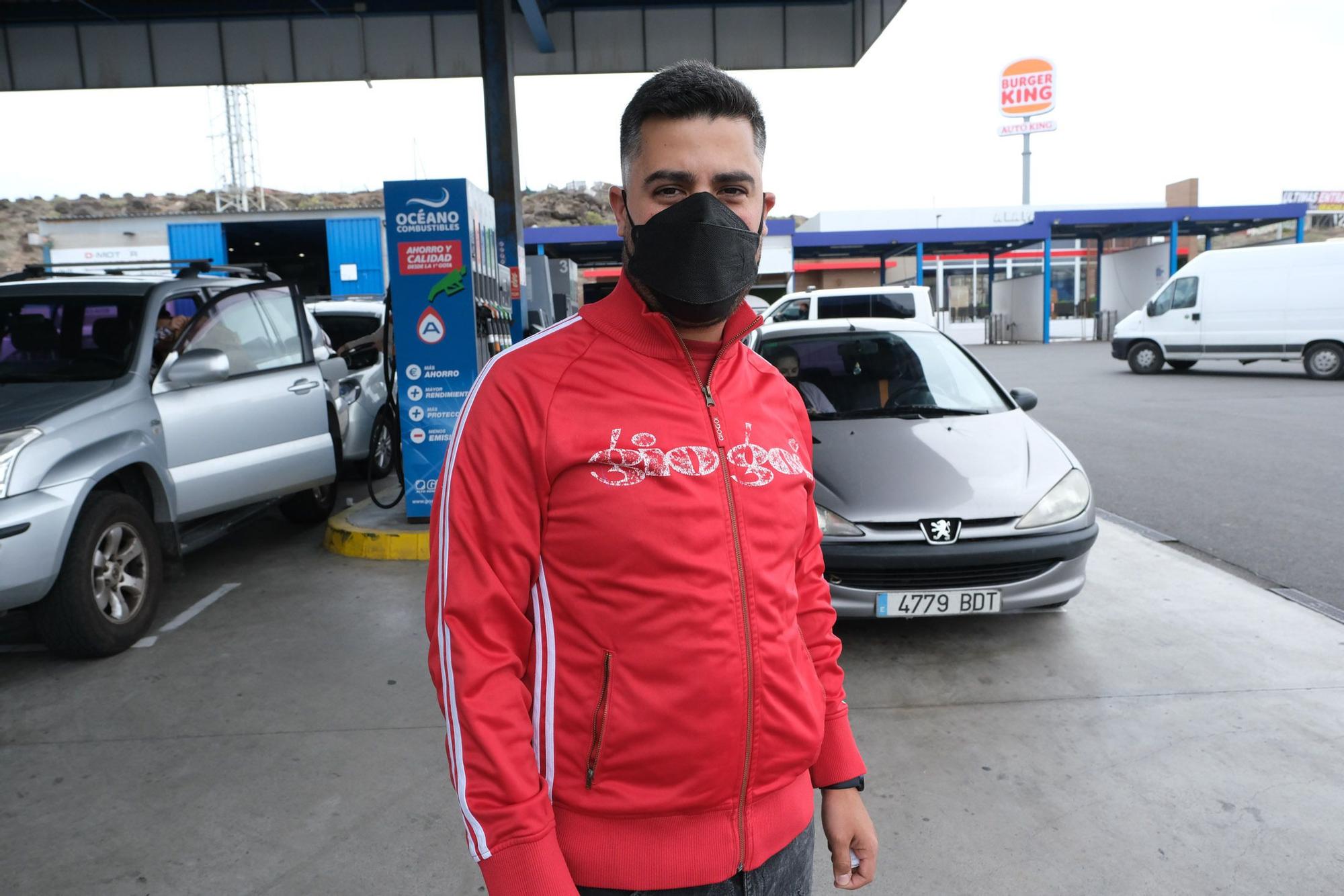 Conductores grancanarios en el día de inicio de la ayuda de 20 céntimos a la gasolina