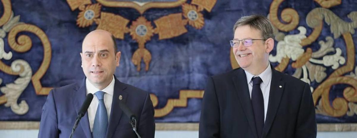 El alcalde de Alicante, Gabriel Echávarri, observado por el presidente de la Generalitat, Ximo Puig, tras su encuentro del martes.