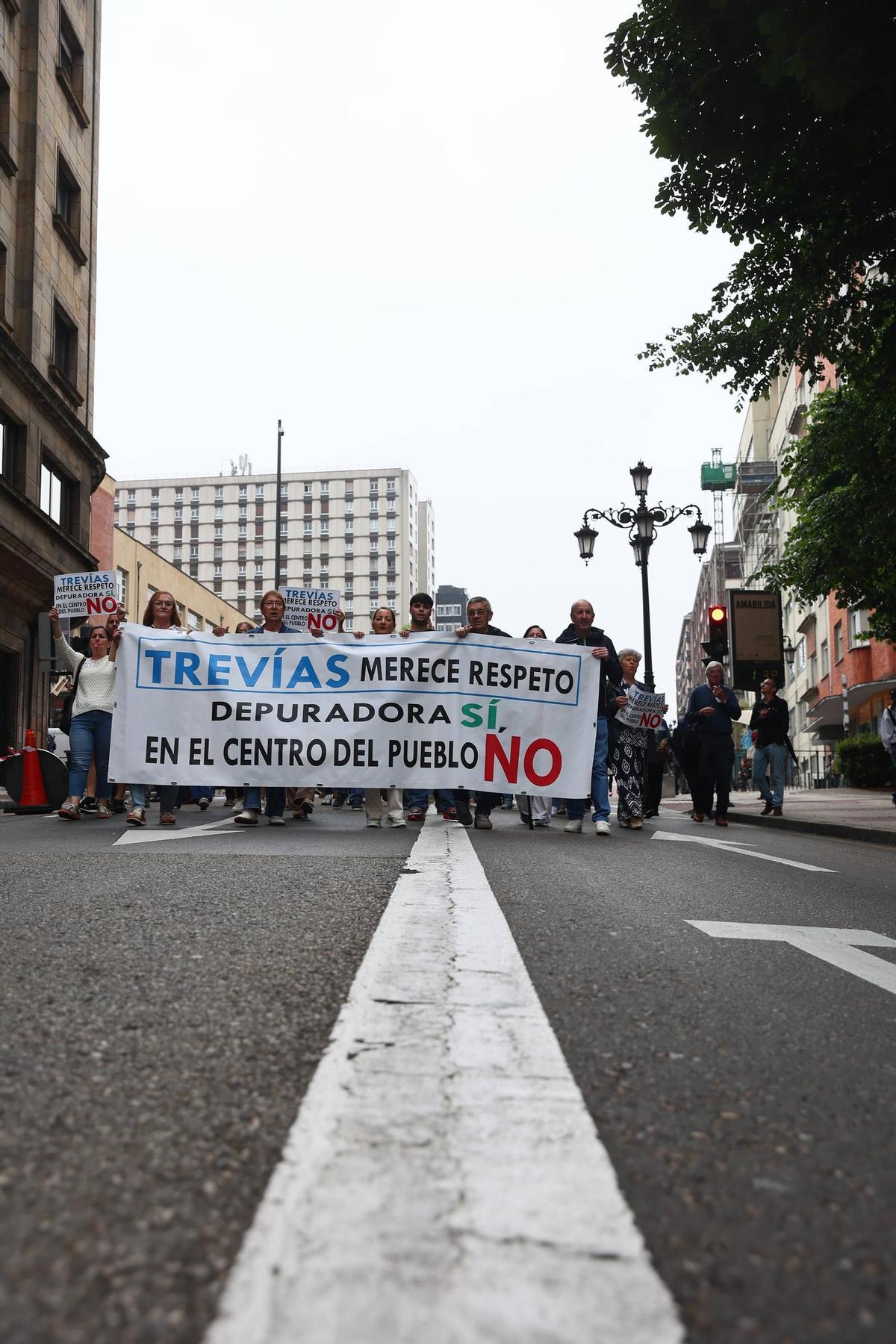 En imágenes: así fue la manifestación por las calles de Oviedo de los vecinos de Trevías que luchan por cambiar la depuradora de lugar En imágenes: así fue la manifestación por las calles de Oviedo de los vecinos de Trevías que luchan por cambiar la depuradora de lugar