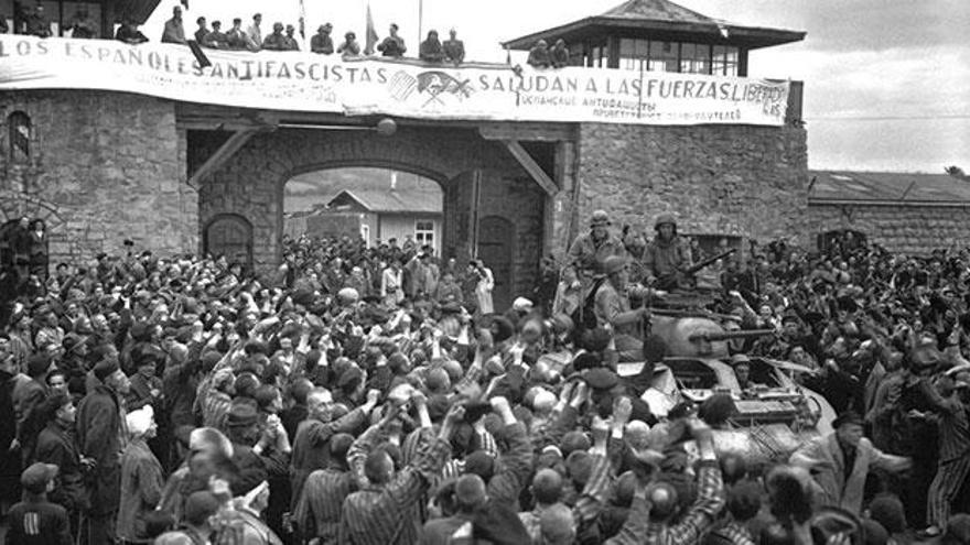 Presos españoles en Mauthausen saludan a las tropas aliadas el día de la liberación del campo.