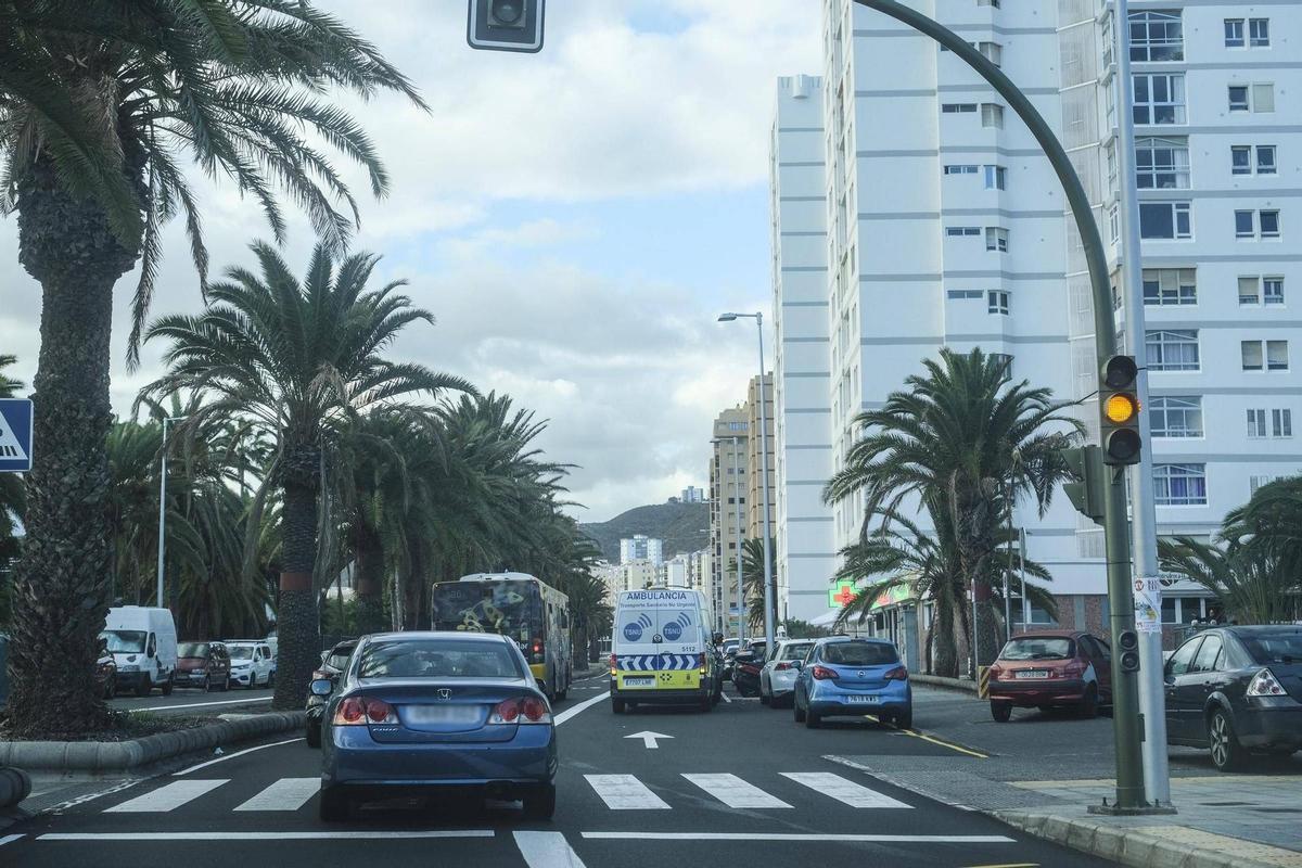 Tráfico en la calle Alicante, con coches que aparcan en doble fila.