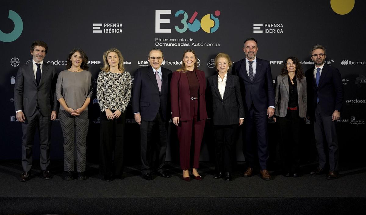 De izquierda a derecha, Sergi Guillot, director general de Prensa Ibérica; Marisa Goñi, directora del Diario de Mallorca; Ainhoa Moll, adjunta a la Presidencia y directora editorial de Prensa Ibérica; Javier Moll, presidente de Prensa Ibérica; Marga Prohens, presidenta del Gobierno de las Islas Baleares; Arantza Sarasola, vicepresidenta de Prensa Ibérica; José Luis Mateo, conseller de Vivienda, Territorio y Movilidad de las Islas Baleares; Cristina Martín Vega, directora del Diario de Ibiza, y Aitor Moll, consejero delegado de Prensa Ibérica