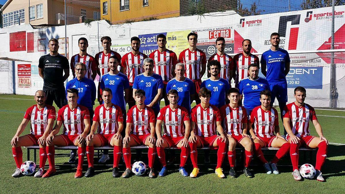 Parte de la plantilla y cuerpo técnico del conjunto sénior del Alondras.