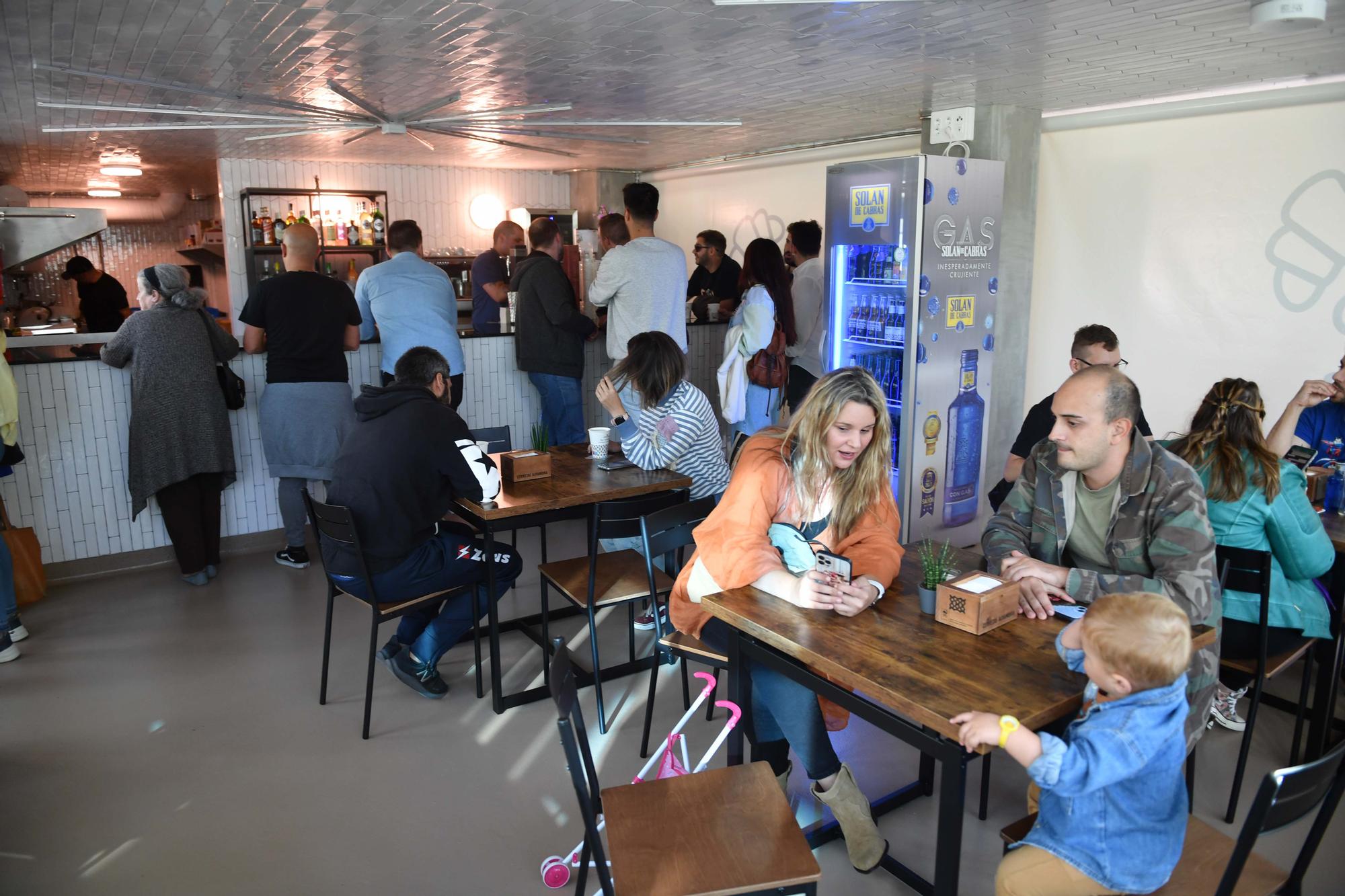 La cafetería del mercado de Adormideras revive como La Cantina después de llevar meses cerrada