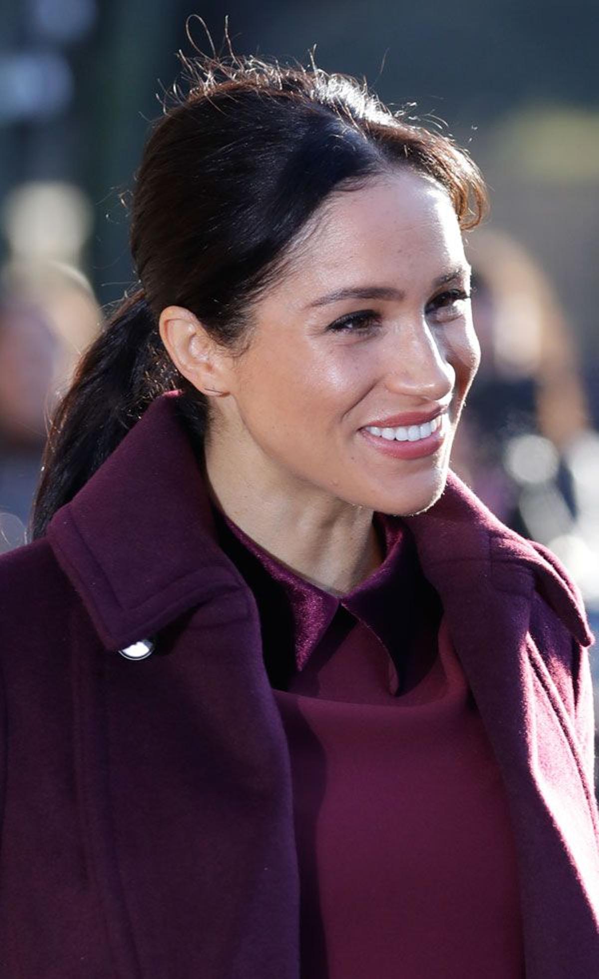 El look beauty de Meghan Markle con coleta y flequillo