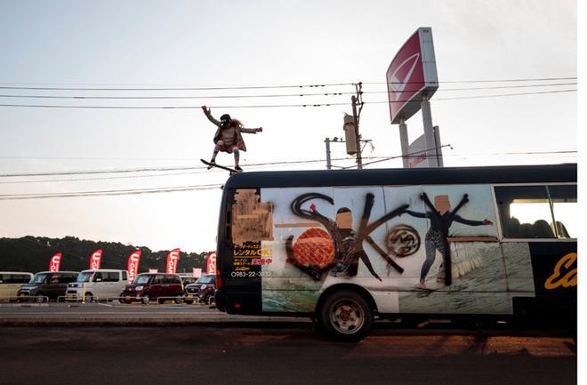 Sky Brown muestra sus habilidades con el skateboard en Kijo town, Miyazaki.