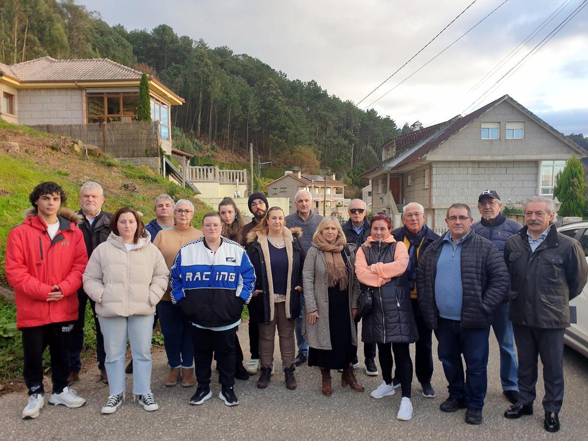 Los vecinos de Río Frío afectados por la cercanía de los árboles a sus casas.