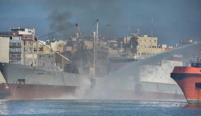 Los bomberos sofocan el incendio del ''Fin Whale''.