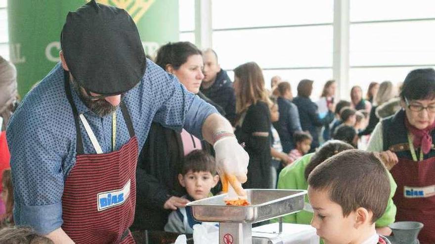 Varios niños aprenden a hacer chorizos en la feria Raíces.