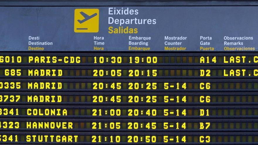 Un panel horario en un aeropuerto.