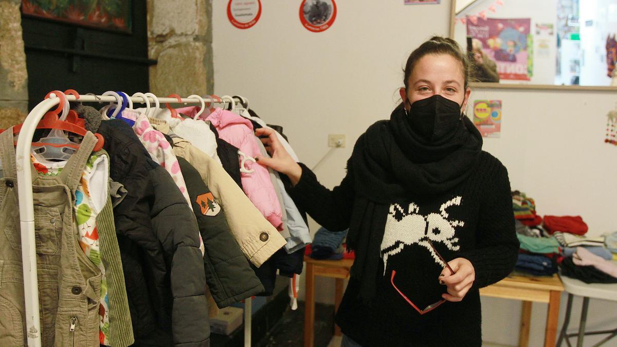 Alba Fernández, junto a un expositor de ropa infantil.