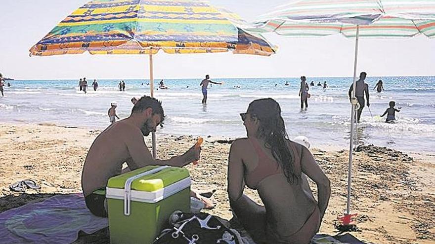 Los bañistas estrenan la primera playa sin humo