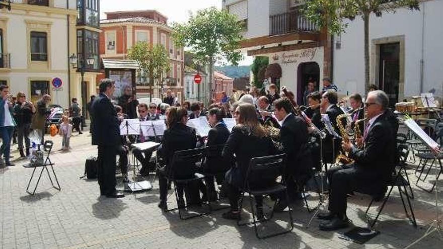 La Banda de Noreña anima el mercado