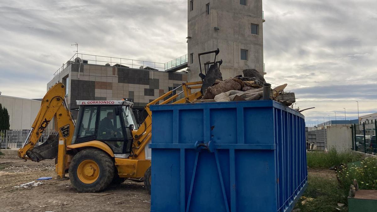 Inicio de las obras en una parcela que se ha estado usando de forma "oficiosa" como ecoparque en el polígono de Las Maromas