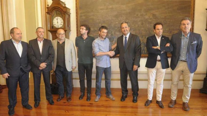 Xulio Ferreiro y Tino Fernández, en el centro, se saludan acompañados de los directivos y de Sande.