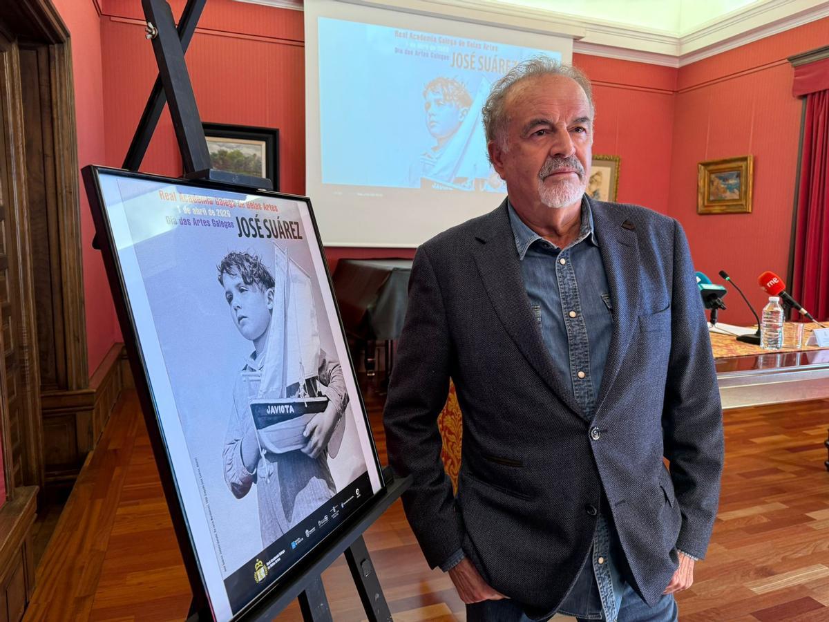 Manuel Quintana, ante el cartel de los actos del Año José Suárez, ayer en A Coruña.
